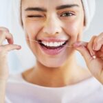 Cara Membersihkan Gigi Dengan Benang Secara Tepat Dan Benar
